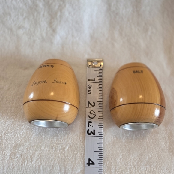 Vintage 2 Tone Wooden Barrel Salt And Pepper Shakers Collectible Logan Iowa - Picture 9 of 9